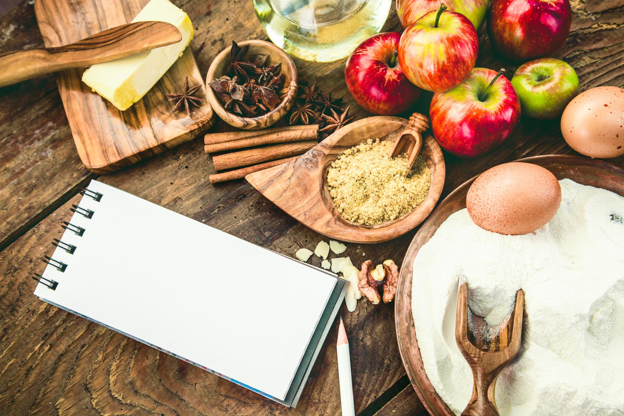 Dettaglio banco da cucina con ingredienti naturali